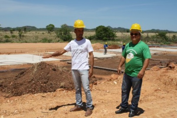 Leia mais sobre o artigo Edinho Carvalho e Mano Pereira querem iluminação, placas indicativas de trânsito e ruas na Vila Vereador Leal