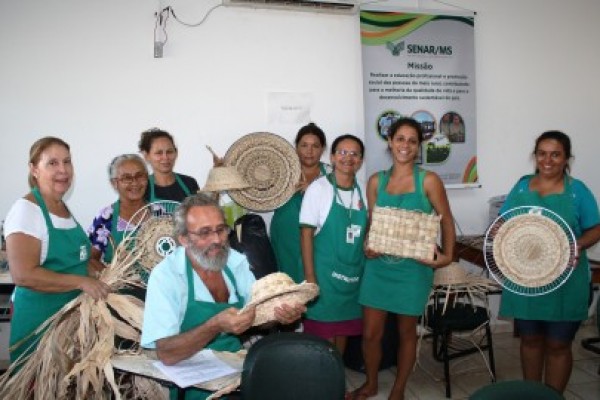 Leia mais sobre o artigo Artesanato em fibra de bananeira é alternativa de renda para moradores rurais e urbanos de Bodoquena