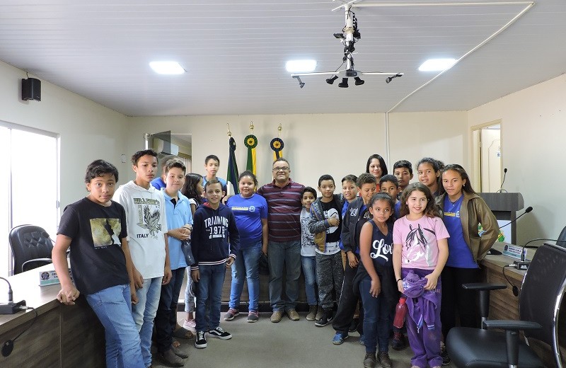 Leia mais sobre o artigo Alunos da Escola Municipal Dr. Arnaldo visitam a Câmara de Bodoquena.