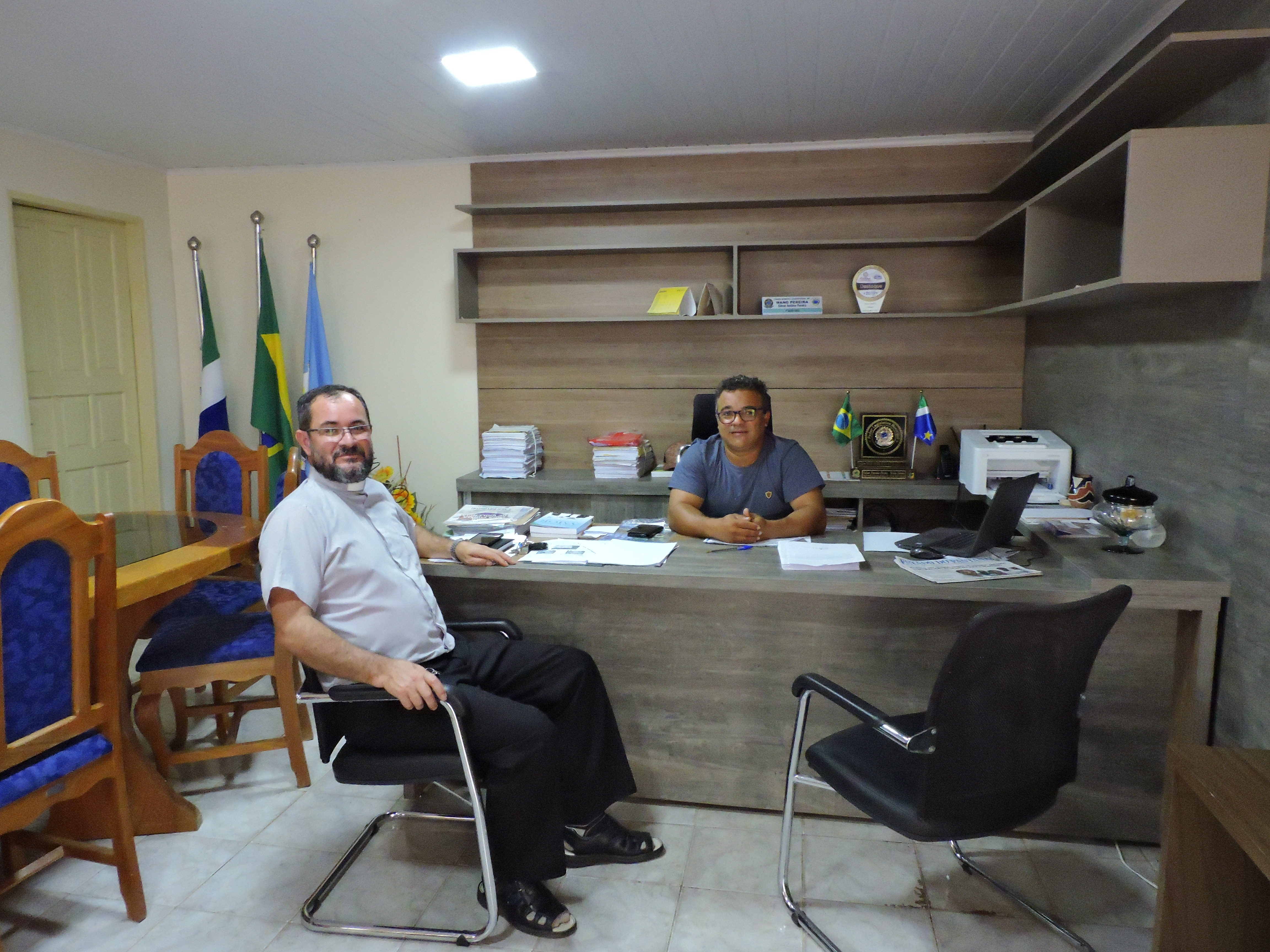 Leia mais sobre o artigo O Presidente da Câmara de Vereadores, Mano Pereira recebeu em seu gabinete dia (30/01), o Padre Almir Xavier, Pároco da comunidade católica do município de Bodoquena.