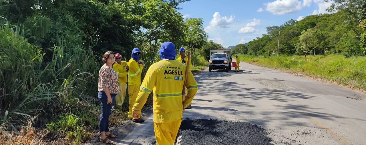 Leia mais sobre o artigo Vereadora Edineyd Carvalho (Neguinha) vistoria obra de recuperação de tapa buracos na MS 339 entre Bodoquena e Miranda.